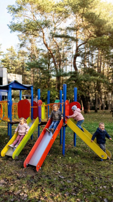 Dzieci bawią się na placu zabaw